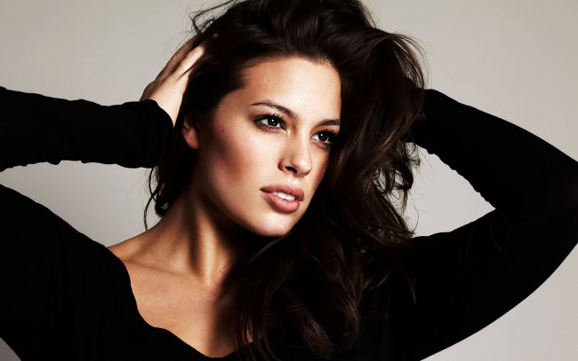 Обои картинки фото ashley graham, девушки, ashley, graham, девушка, чёрный, модель, брюнетка, красотка, plus, size, поза