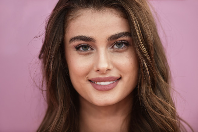 Обои картинки фото taylor hill, девушки, taylor, hill, девушка, модель, шатенка, красотка, лицо, портрет, макияж, причёска, сексуальная, взгляд