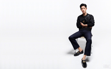 Картинка мужчины xiao+zhan актер свитер барсетка стул