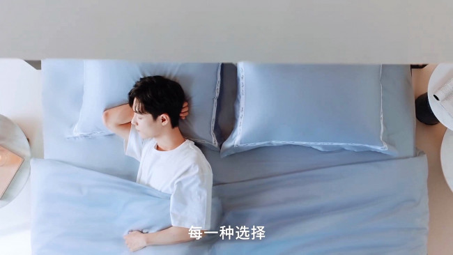Обои картинки фото мужчины, xiao zhan, актер, футболка, постель