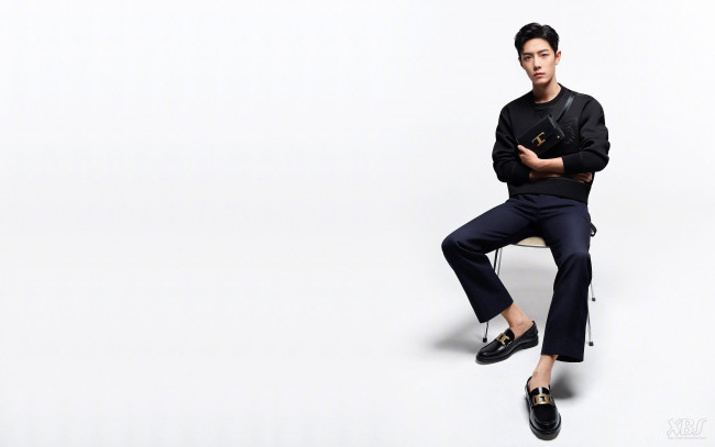 Обои картинки фото мужчины, xiao zhan, актер, свитер, барсетка, стул