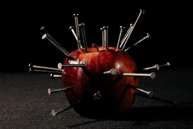 Обои картинки фото юмор и приколы, яблоко, гвозди, железо