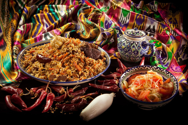 Обои картинки фото еда, вторые, блюда, лук, чили, перец, плов, узбекский, чайник