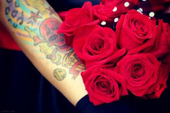 Картинка цветы розы красный букет татуировка череп контраст