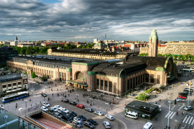 Обои картинки фото города, хельсинки, финляндия, helsinki, finland, central, station, railway, city, life, panorama, cars, bus, dark, clouds