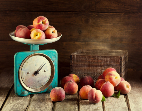 Обои картинки фото еда, персики,  сливы,  абрикосы, персик, весы