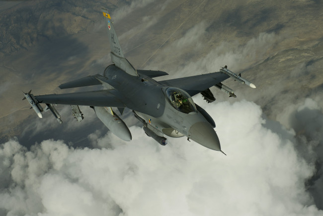 Обои картинки фото авиация, боевые самолёты, f-16, fighting, falcon, файтинг, фалкон, истребитель, полёт, облака