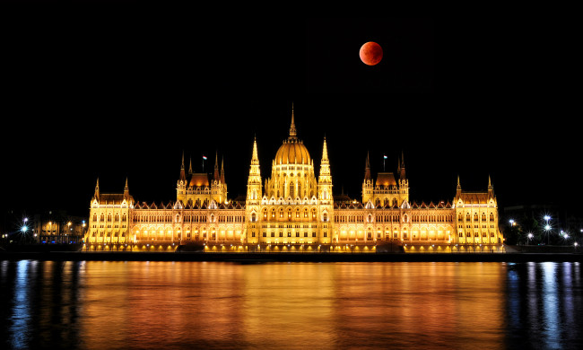Обои картинки фото budapest parliament, города, будапешт , венгрия, огни, дворец, луна, ночь