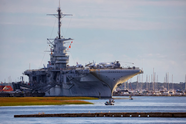 Обои картинки фото uss yorktown, корабли, крейсеры,  линкоры,  эсминцы, авианосец, причал, рейд