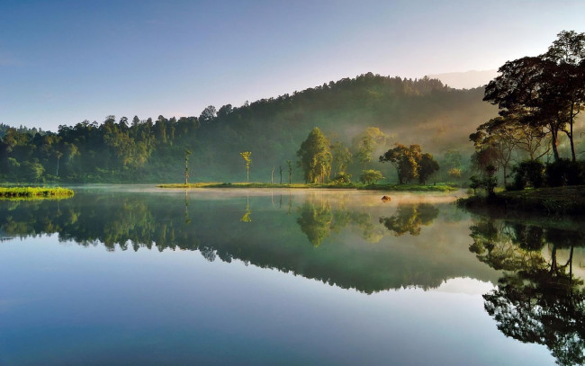 Обои картинки фото природа, реки, озера, деревья, туман, гора, озеро, отражение