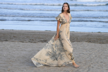 Картинка девушки barbara+palvin босиком берег платье море модель
