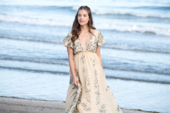 Картинка девушки barbara+palvin платье море берег модель