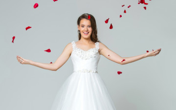 Картинка девушки -unsort+ невесты невеста шатенка улыбка лепестки роз фон красные прическа макияж настроение в белом радость платье