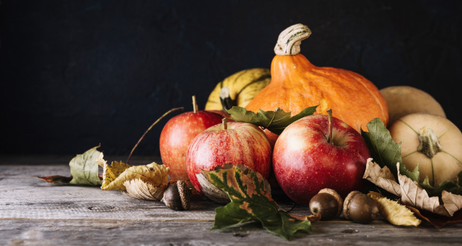 Обои картинки фото еда, фрукты и овощи вместе, осень, листья, плоды, яблоко, тыква