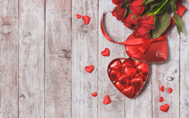 Обои картинки фото праздничные, день святого валентина,  сердечки,  любовь, красные, розы, valentine`s, day, love, шоколад, roses, romantic, gift, сердечки, конфеты, heart, red