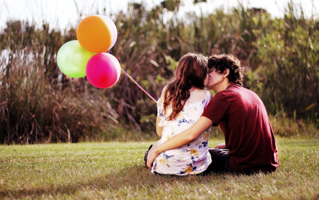 Обои картинки фото разное, мужчина женщина, поцелуй, влюбленные, шарики, воздушные