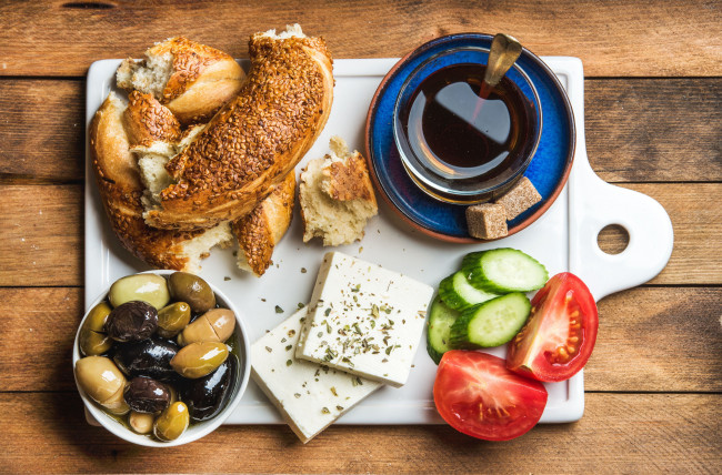 Обои картинки фото еда, разное, булка, огурец, кофе, завтрак, помидор, сыр, оливки