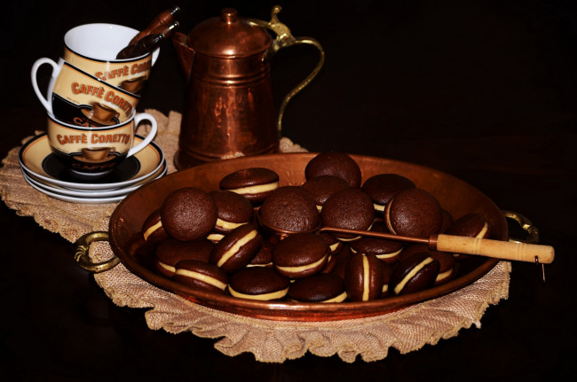 Обои картинки фото еда, пирожные,  кексы,  печенье, чашка, блюдце, кофейник