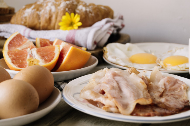 Обои картинки фото еда, разное, цитрусы, круассаны, скатерть, яйца, бекон, хлеб