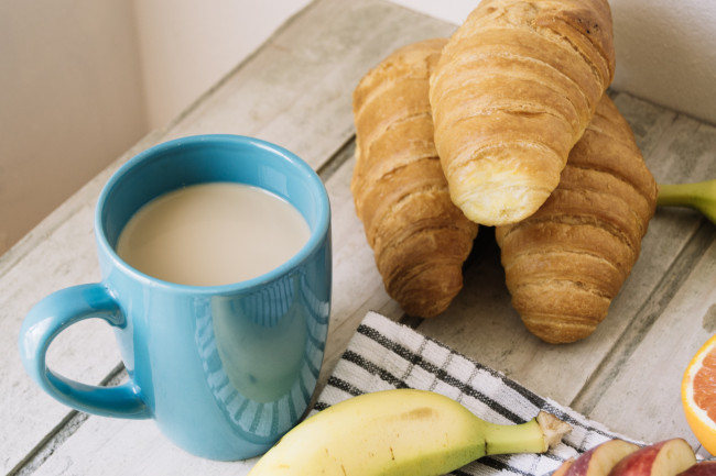 Обои картинки фото еда, разное, завтрак, какао, банан, круассан