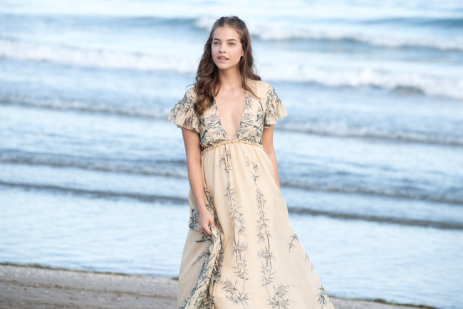 Обои картинки фото девушки, barbara palvin, платье, море, берег, модель