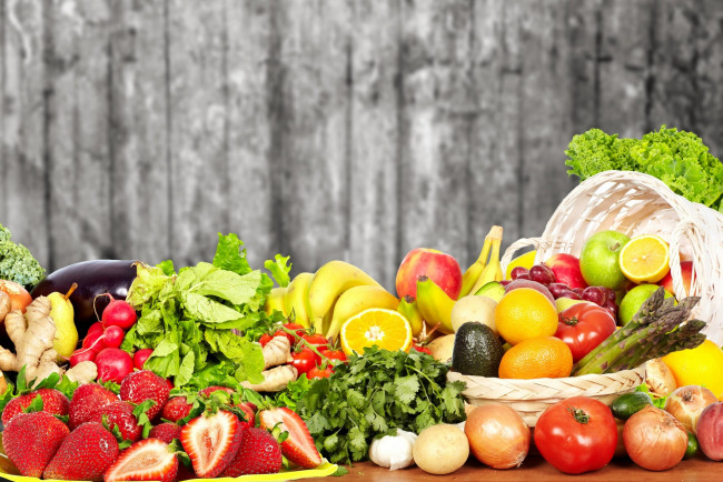 Обои картинки фото еда, фрукты и овощи вместе, клубника, банан, лук, корзина, картофель
