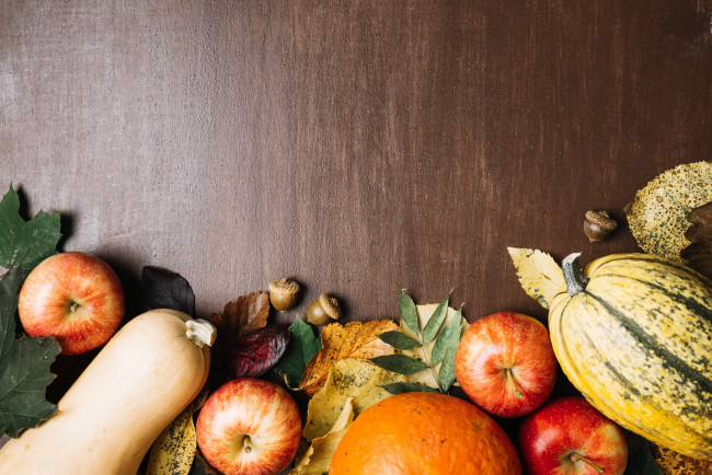 Обои картинки фото еда, фрукты и овощи вместе, листья, яблоко, тыква, плоды, осень