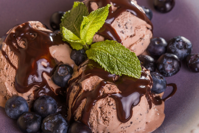 Обои картинки фото еда, мороженое,  десерты, ягода, мята, черника