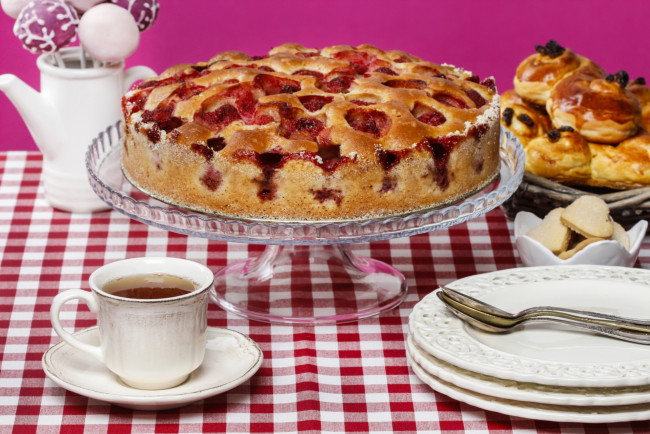 Обои картинки фото еда, пироги, пирог, выпечка, чай, скатерть