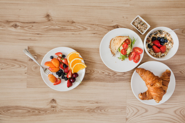 Обои картинки фото еда, разное, салат, овсянка, ягоды, круассан, завтрак
