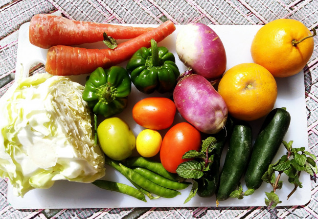 Обои картинки фото еда, фрукты и овощи вместе, перец, морковь, фасоль, помидоры, апельсины