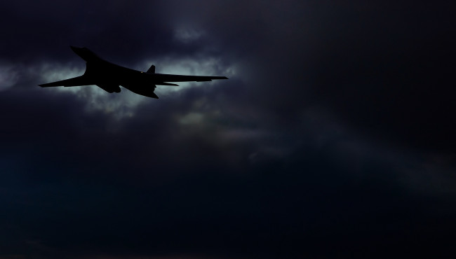Обои картинки фото авиация, боевые самолёты, лебедь, самолет, ту, 160, бомбардировщик, ввс, россия, небо, ссср, силуэт, тучи, полет