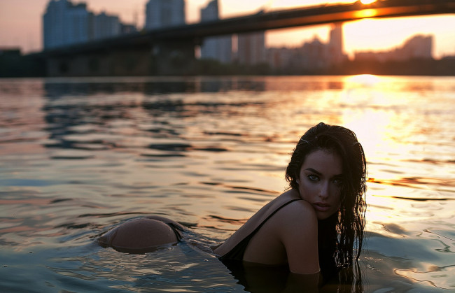 Обои картинки фото девушки, -unsort , брюнетки, темноволосые, утро, город, мост, река, купальник, брюнетка