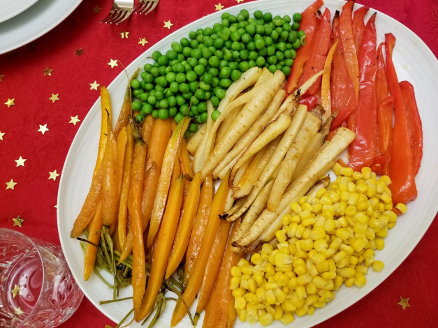 Обои картинки фото еда, овощи, горошек, кукуруза, пастернак, перец, морковь