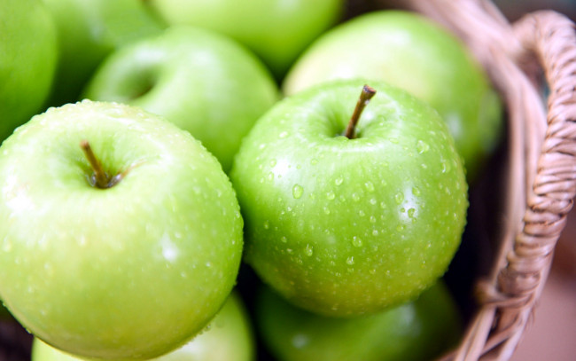 Обои картинки фото еда, яблоки, капли, зеленые