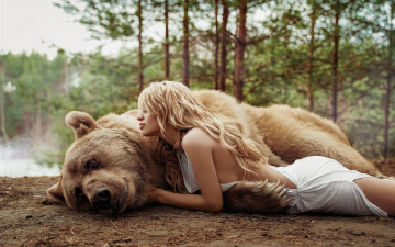 Картинка девушки -+блондинки +светловолосые девушка медведь животное бурый хищник блондинка поза красотка веснушки друзья степан лес дремучий деревья