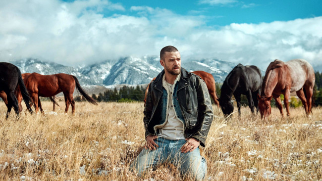 Обои картинки фото мужчины, justin timberlake, горы, луг, лошади