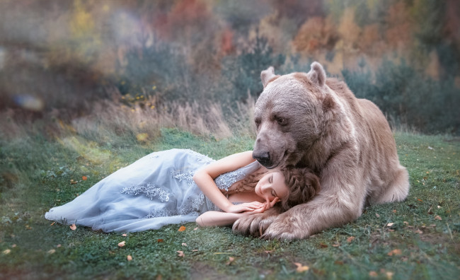 Обои картинки фото девушки, - блондинки,  светловолосые, девушка, медведь, животное, бурый, хищник, блондинка, поза, красотка, веснушки, друзья, степан, лес, дремучий, деревья