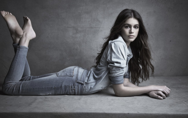 Обои картинки фото kaia gerber, девушки, kaia, gerber, стройная, сексуальная, поза, брюнетка, девушка, модель, красотка, взгляд, макияж, причёска, актриса