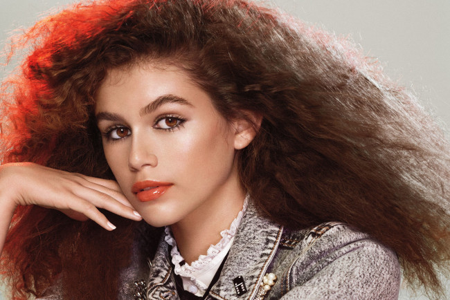 Обои картинки фото kaia gerber, девушки, kaia, gerber, портрет, лицо, шатенка, девушка, модель, красотка, взгляд, макияж, поза, причёска, актриса