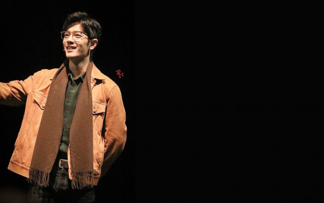 Обои картинки фото мужчины, xiao zhan, актер, очки, куртка, шарф
