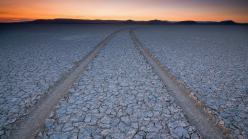Картинка природа пустыни закат горизонт колея пустыня