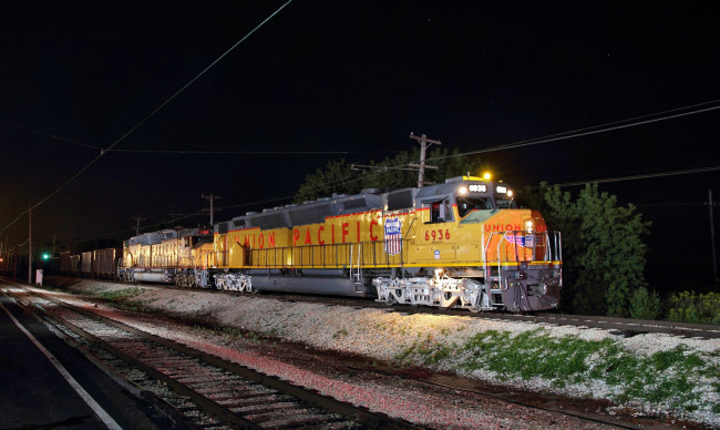Обои картинки фото техника, поезда, железная, дорога, рельсы, грузовой, состав, вагоны, ночь, локомотив