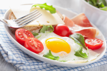 Картинка еда Яичные+блюда завтрак яичница бутерброд помидоры сыр томаты