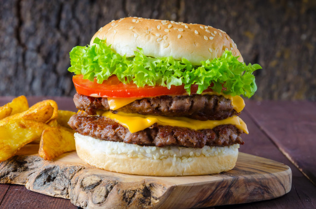Обои картинки фото еда, бутерброды,  гамбургеры,  канапе, фастфуд, гамбургер, котлета, зелень, булка