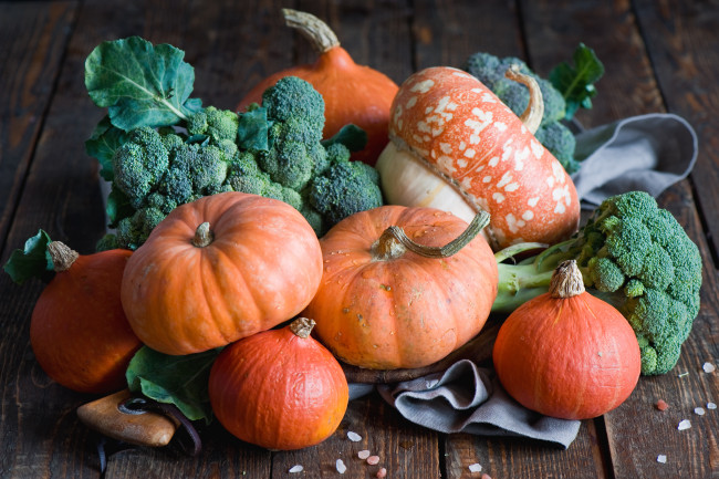 Обои картинки фото еда, овощи, тыквы, листья, хэллоуин
