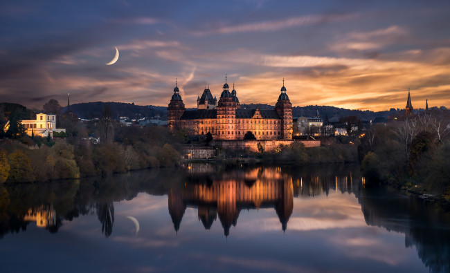 Обои картинки фото города, замки германии, луна, ночь, йоганнесбург, город, германия, вода, отражения, замок, ренессансный, ашаффенбург