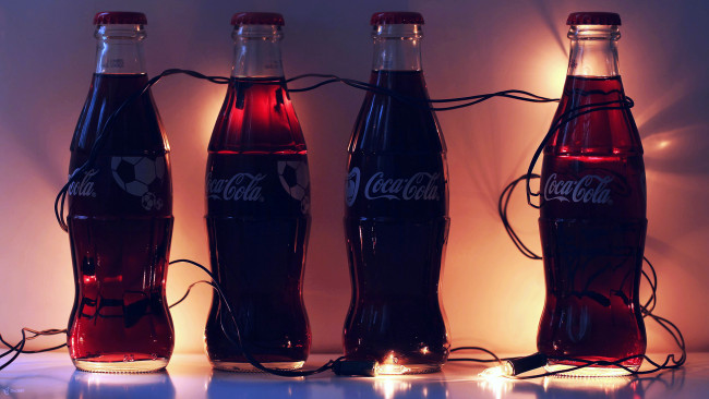 Обои картинки фото бренды, coca-cola, бутылки, кола, гирлянда