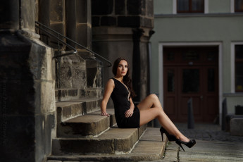 Картинка девушки -+брюнетки +шатенки лестница alex siracusano сидя на ступеньках брюнетки черное платье