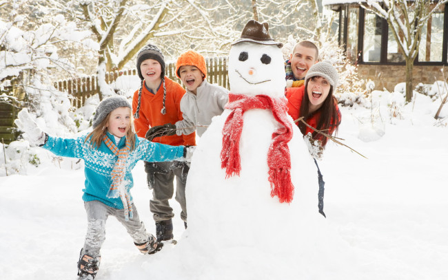 Обои картинки фото разное, люди, снеговик, снег, зима, настроение, дети